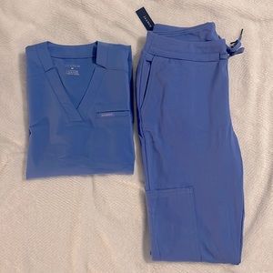 Jaanuu Woman’s Relaxed 3 Pocket Top (M) and Woman’s Slim Cargo Pants (M Tall)